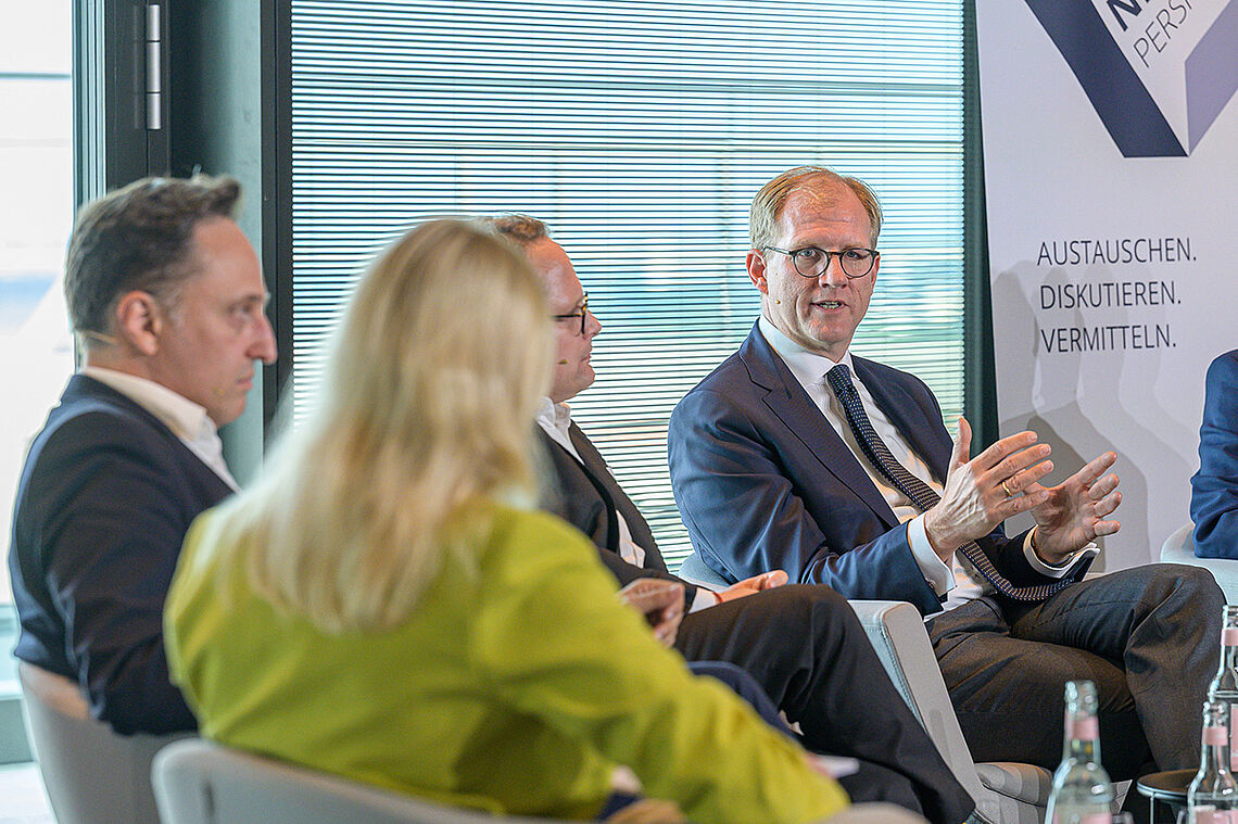 Podiumsteilnehmer:innen der "Neue Perspektiven – Veranstaltung zum Thema Bürokratieabbau und Digitalisierung"
