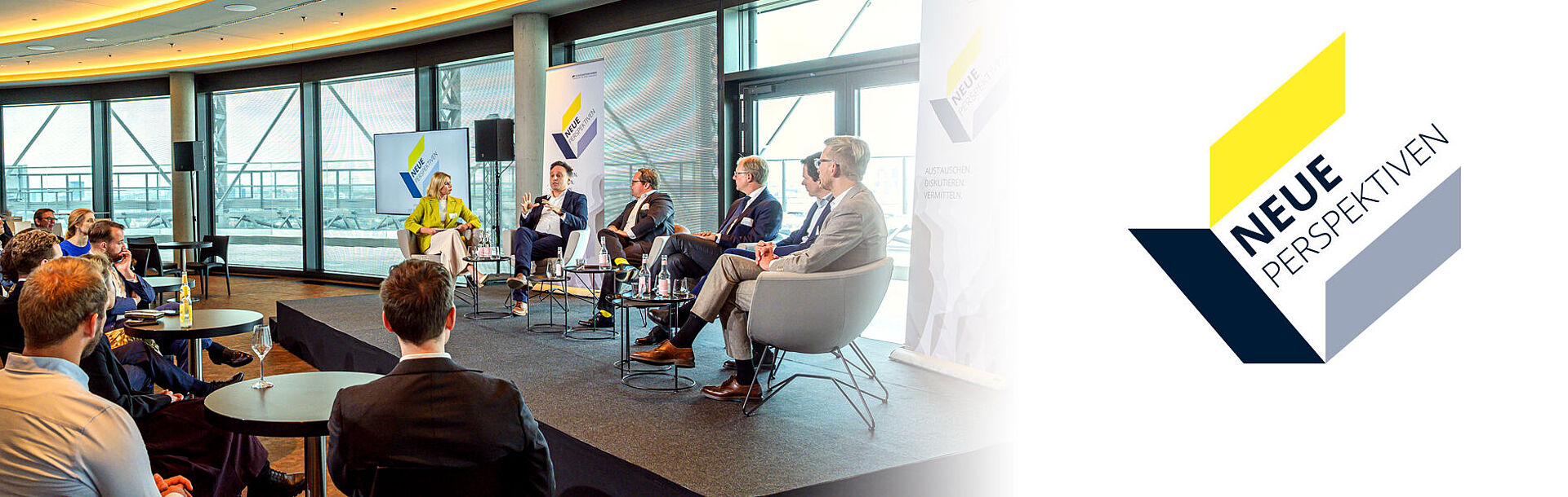 Podiumsteilnehmer:innen der "Neue Perspektiven-Veranstaltung zum Thema Bürokratieabbau und Digitalisierung"