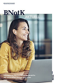 Titel mit Titelbild "lächelnde Frau an Rechner in Büro" zu dem Magazin der Bundesnotarkammer "BNotK Aktuell", Ausgabe 1/2026