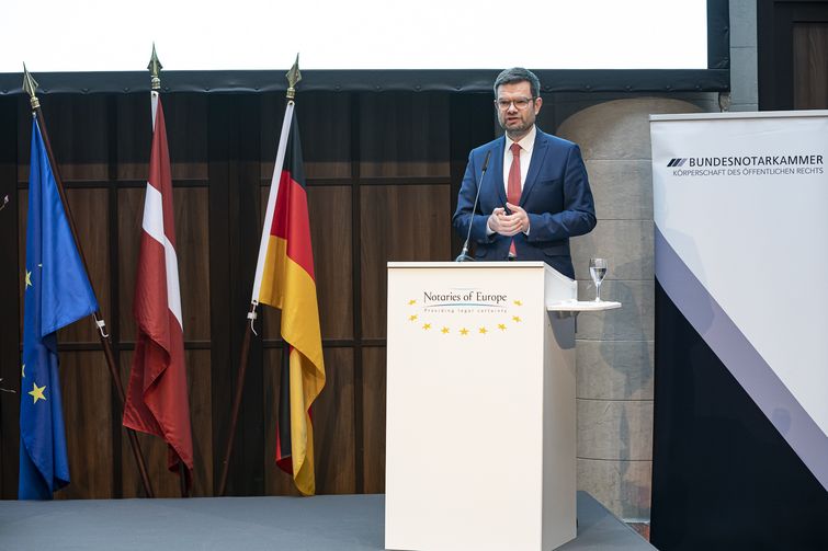 Foto: Bundesjustizminister Dr. Marco Buschmann während seiner Rede anlässlich der Übergabe der Präsidentschaft des CNUE 