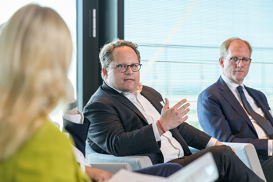 Podiumsteilnehmer:innen der "Neue Perspektiven – Veranstaltung zum Thema Bürokratieabbau und Digitalisierung"