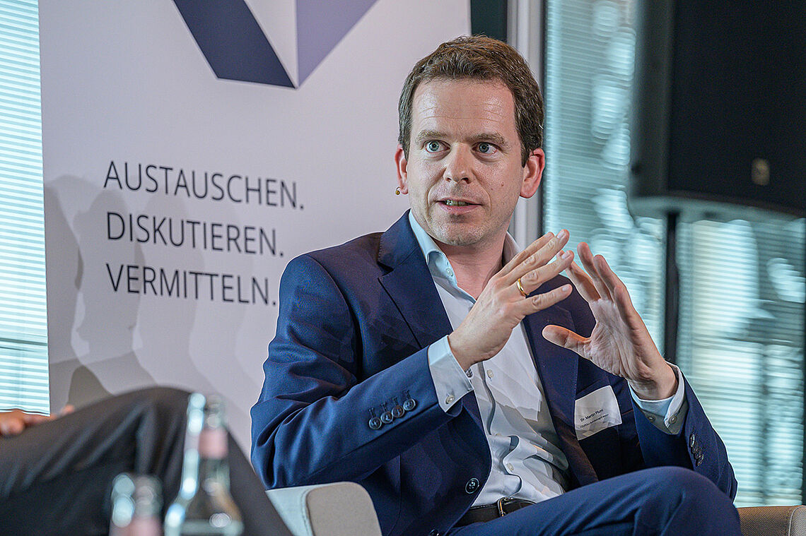 Podiumsteilnehmer:innen der "Neue Perspektiven – Veranstaltung zum Thema Bürokratieabbau und Digitalisierung"