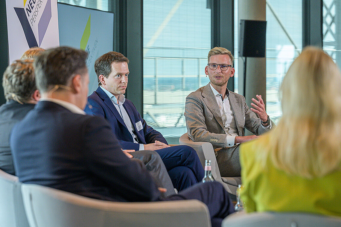 Podiumsteilnehmer:innen der "Neue Perspektiven – Veranstaltung zum Thema Bürokratieabbau und Digitalisierung"