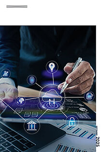 Titel mit Titelbild "Person am Screibtisch mit Laptop, die digital unterschreibt" zu dem Magazin der Bundesnotarkammer "BNotK Aktuell", Ausgabe 3/2025, "Einführung der elektronischen Präsenzbeurkundung""