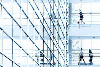 Menschen in Bürogebäude