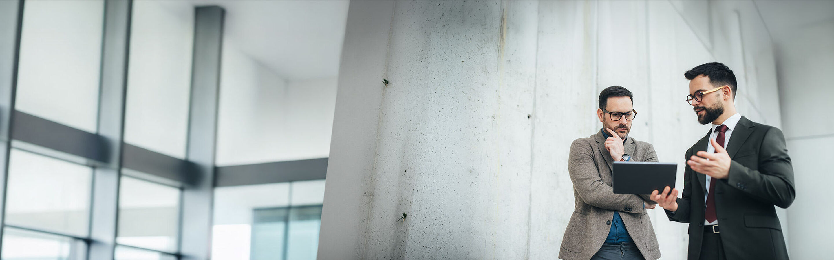 2 Geschäftsmänner mit Tablet in Diskussion