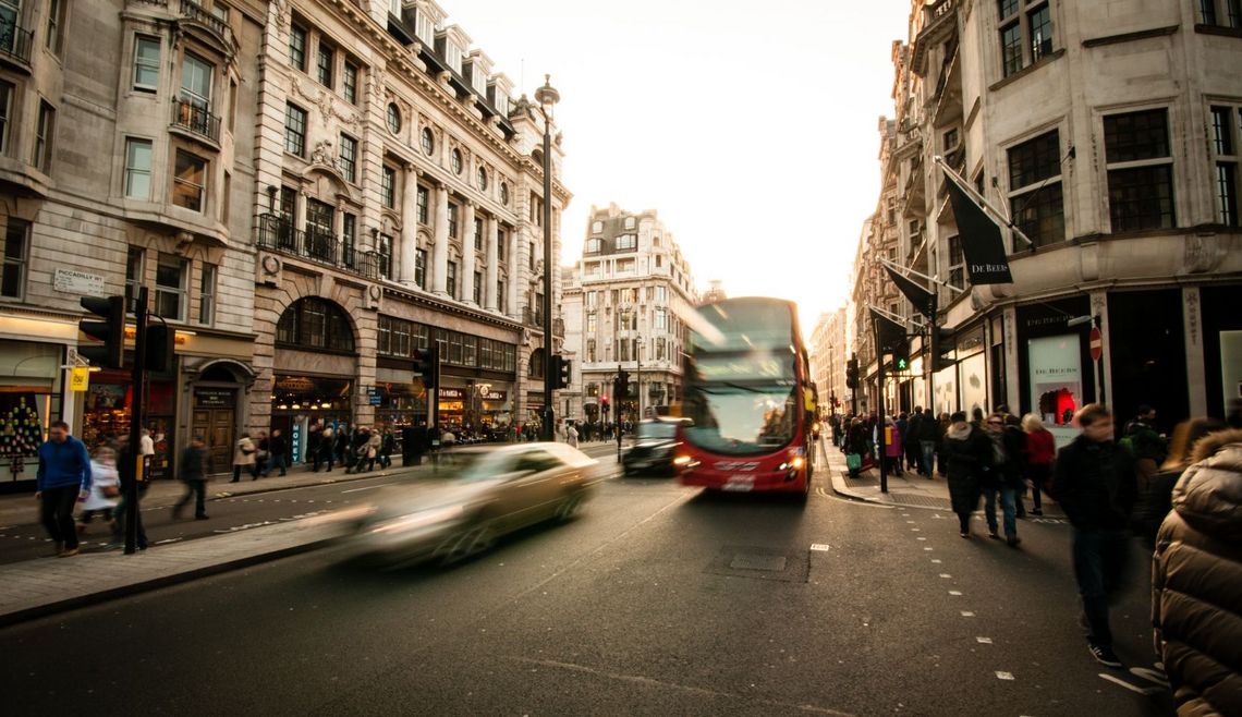 Foto einer Straße mit sich bewegenden Fahrzeugen in einer Altstadt