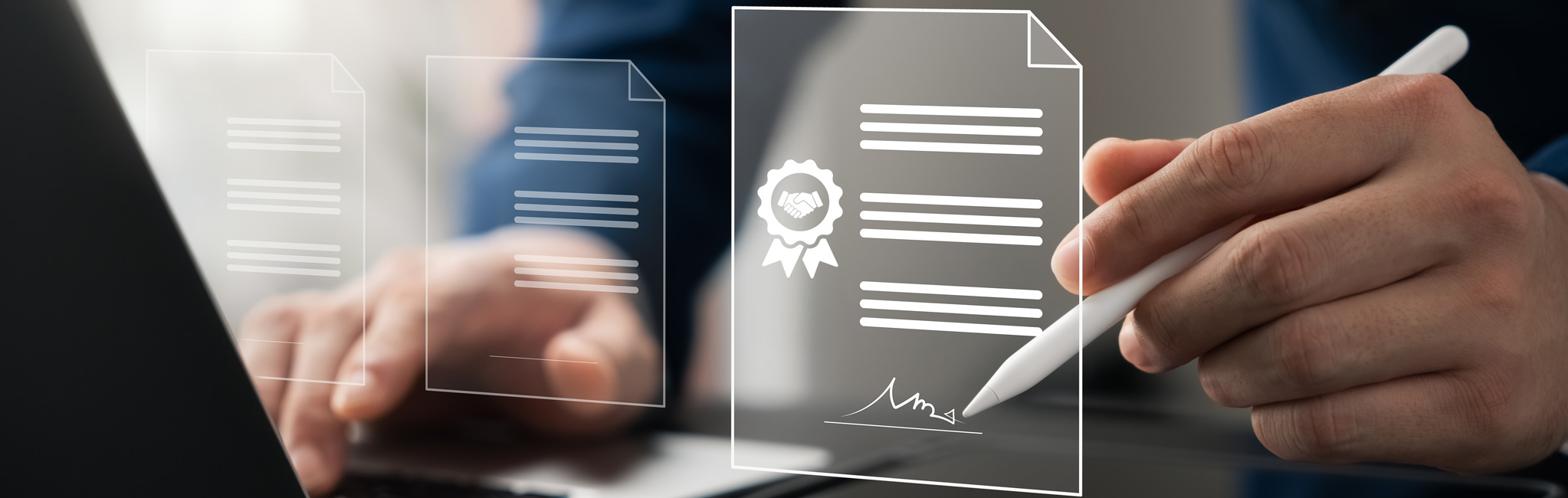 Symbolbild für elektronische Präsenzbeurkundung: Geschäftsmann unterzeichnet am Laptop, digitale Symbole als Grafiken eingeblendet