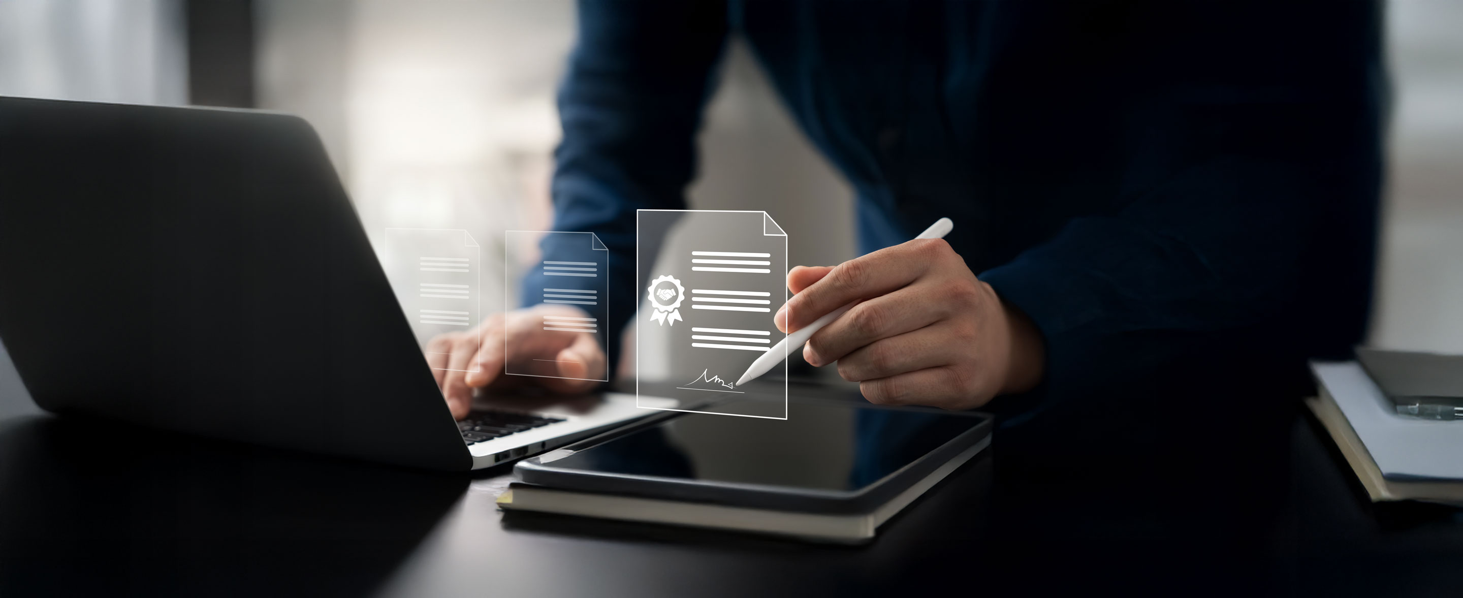 Symbolbild für elektronische Beurkundung: Geschäftsmann unterzeichnet am Laptop Vertrag